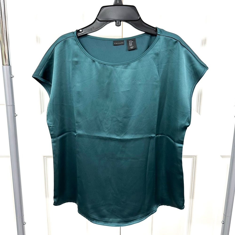 NWOT-Silky Green Women's Top